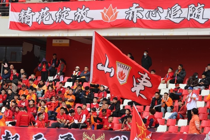 主場(chǎng)上萬(wàn)名球迷的吶喊助威，給山東體彩女足征戰女超增添了能量與動(dòng)力